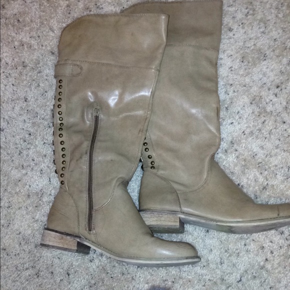 ShoeDazzle Warn 3 Times Tan boots - Picture 2 of 2